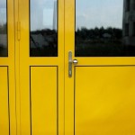 Stalowe żółte drzwi