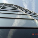 wysoki owoczesny budynek ze stolarka aluminiowa firmy valnor